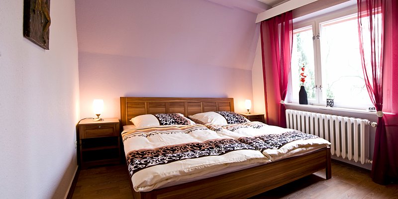 Schlafzimmer zur Südseite mit Doppelbett (1,60 x 2,00m)