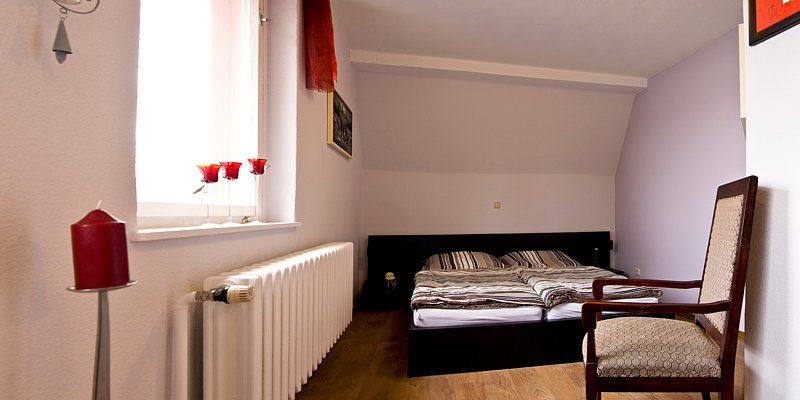 Schlafzimmer zur Seeseite mit Doppelbett (1,60 x 2,00m)